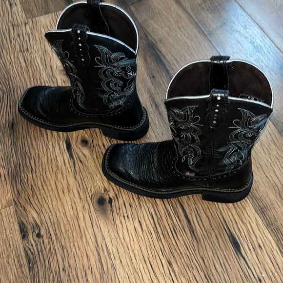 Justin Boots size 6 B worn a couple times then foot grew. :) - Picture 2 of 6